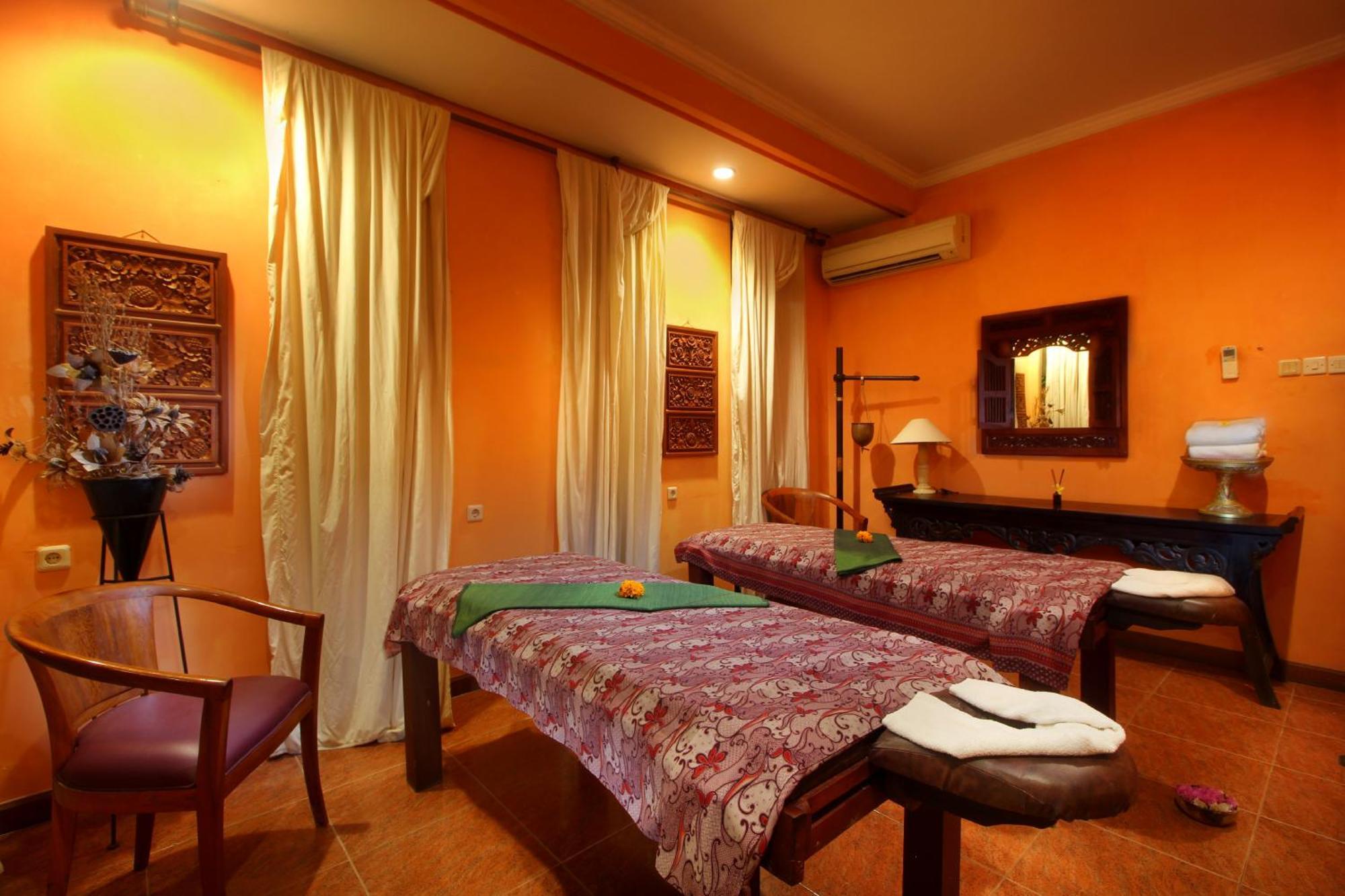 Hotel Parigata And